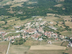 Vue aérienne du village de Préaux